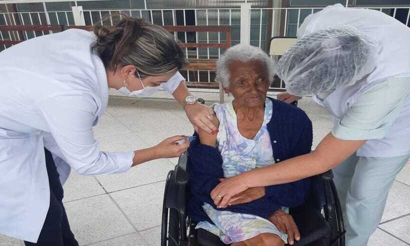 Idosos e funcionários de asilo que teve surto de COVID em MG são vacinados - Lar São Vicente de Paulo de Alfenas/divulgação