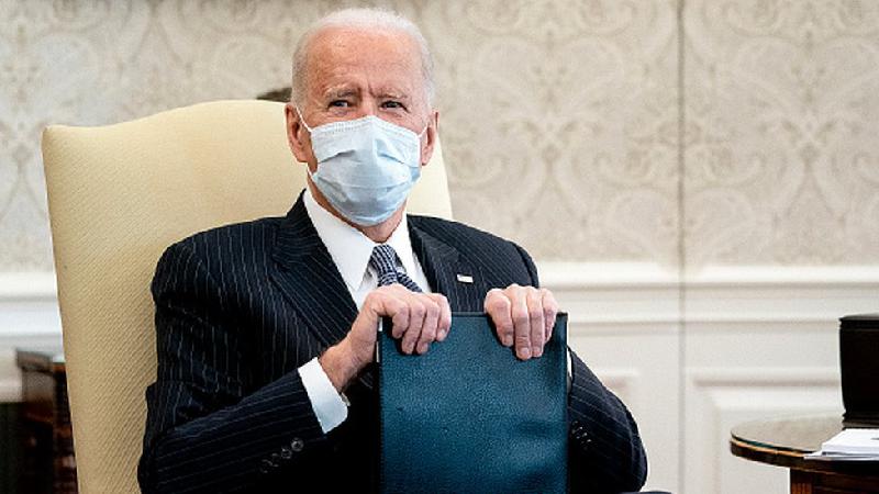 Biden recebe dossiê recomendando suspensão de acordos entre EUA e governo Bolsonaro - Pool/Getty Images
