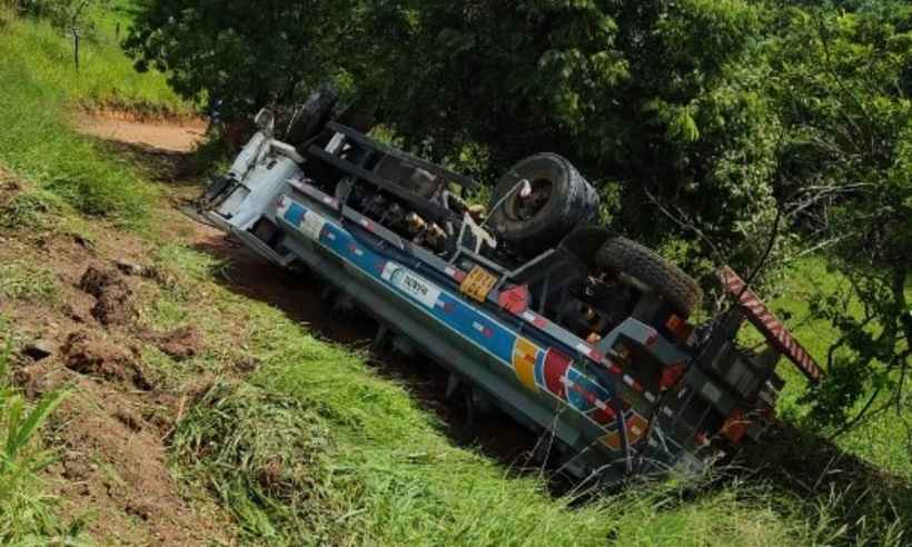 Caminhão que transportava diesel tomba e óleo atinge manancial no Sul de MG - Corpo de Bombeiros/Divulgação