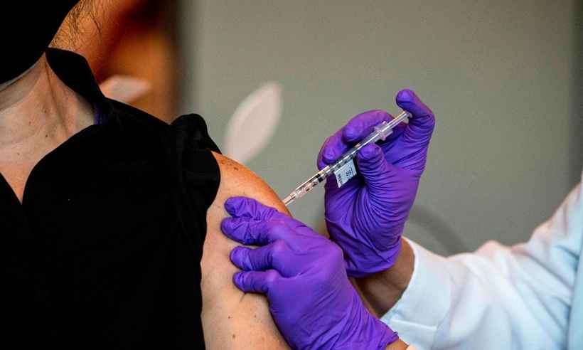 COVID-19: Paciente com câncer deve ter prioridade para vacinar, diz SBM - Chandan KHanna/AFP