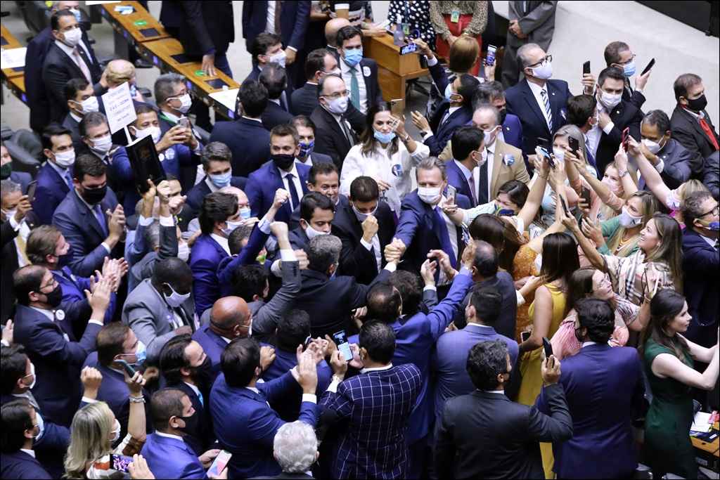 Máscaras no queixo ou ausentes: sessão do Congresso  foi show de horrores - Najara Araujo/Câmara dos Deputados