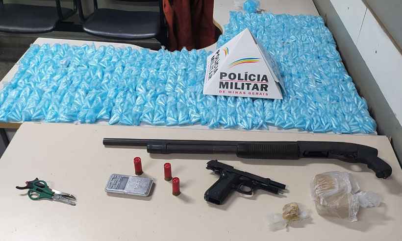 Polícia apreende cocaína e armas dentro de casa no Bairro Pindorama - Polícia Militar/Divulgação