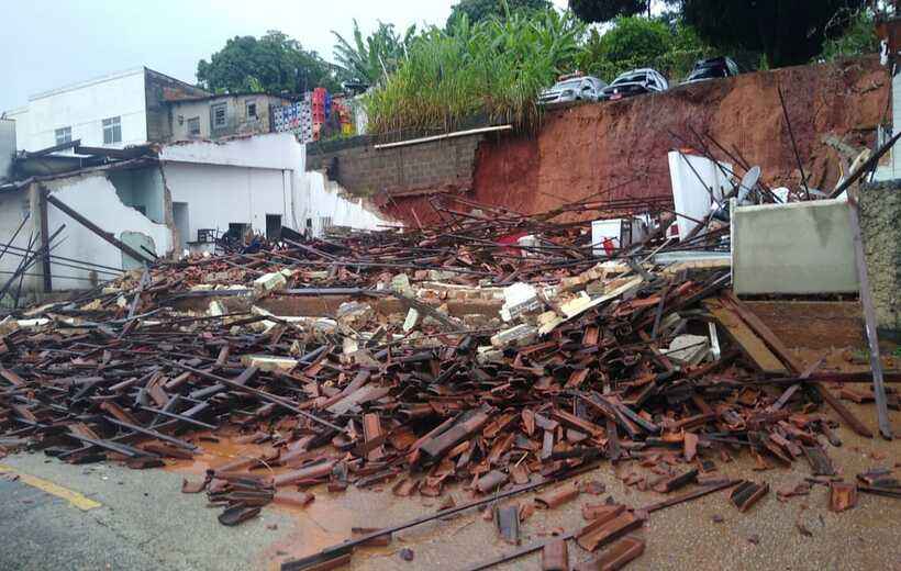Muro desaba e destrói restaurante na Região Oeste de BH - Divulgação/Polícia Militar