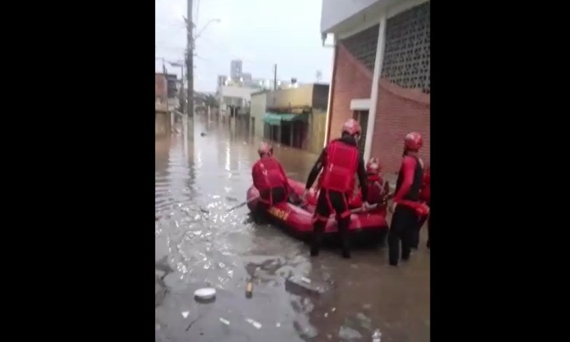 Mais de 20 pessoas ilhadas são resgatadas pelos bombeiros em BH - Reprodução/WhatsApp