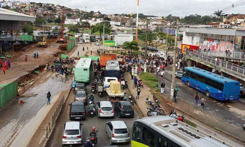 Atingidos pela chuva protestam em BH: 'não tenho nem onde dormir' - Edesio Ferreira/E.M/D.A Press