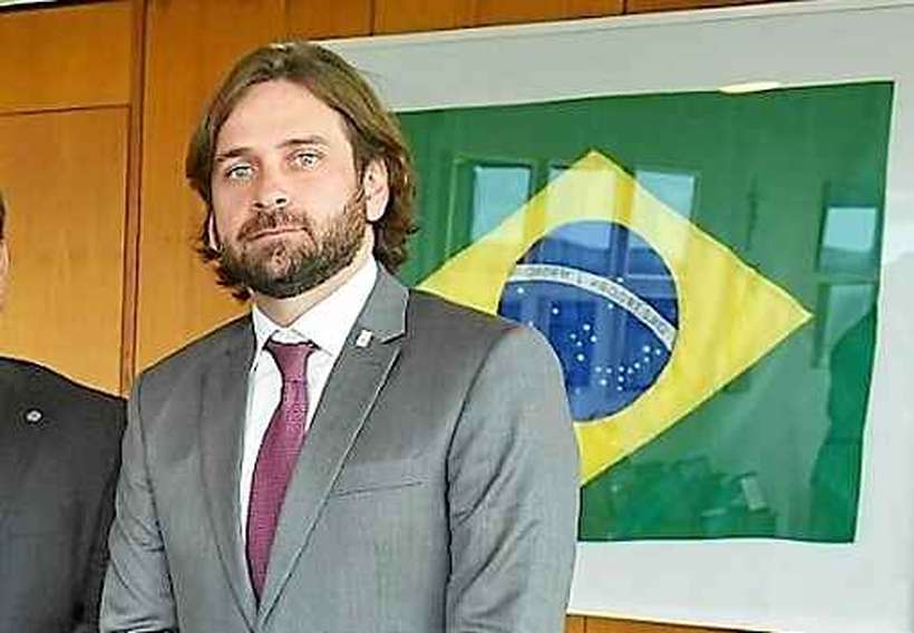 Amigo dos filhos de Bolsonaro que usou avião da FAB ganha cargo no governo - Casa Civil/Reprodução
