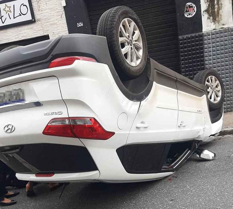 Carro capota no Bairro Padre Eustáquio e mulher e criança ficam feridos - Reprodução da internet/WhatsApp