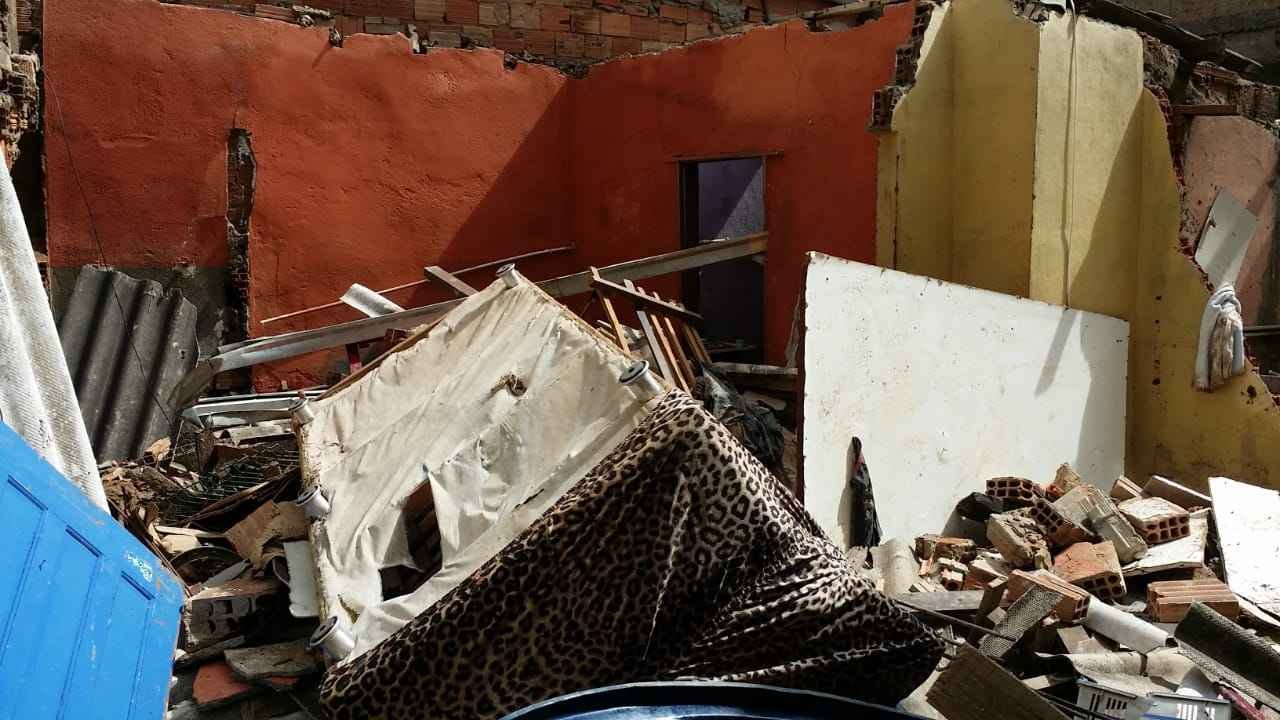 Desabrigados do 1º de Maio culpam obras pelas enchentes; Prefeitura rebate - Edésio Ferreira/EM/D. A. Press