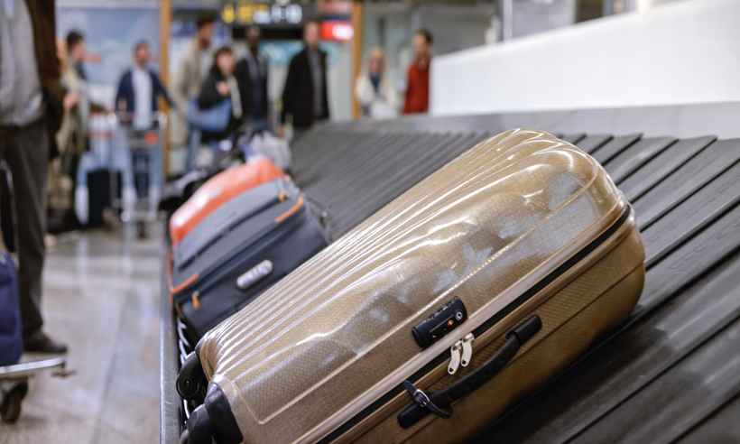 Aérea vai indenizar passageira obrigada a levar pertences em saco plástico - Credit Simonkr/Getty Images