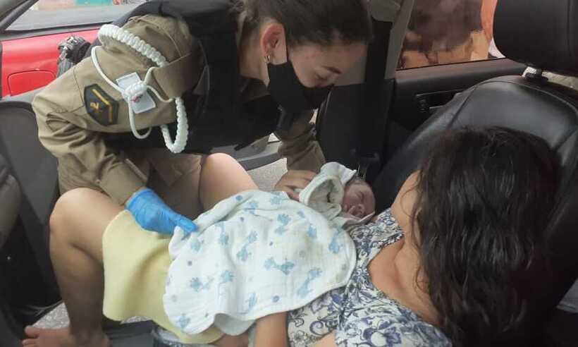 Bebê nasce pelas mãos de policiais em plena Avenida Antônio Carlos, em BH  - PMMG/Divulgação 