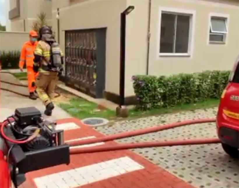 Casal preso em incêndio precisa de máscara de oxigênio para escapar - CBMMG