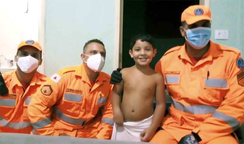 Bombeiros libertam menino de 7 anos preso em banheiro  - CBMMG