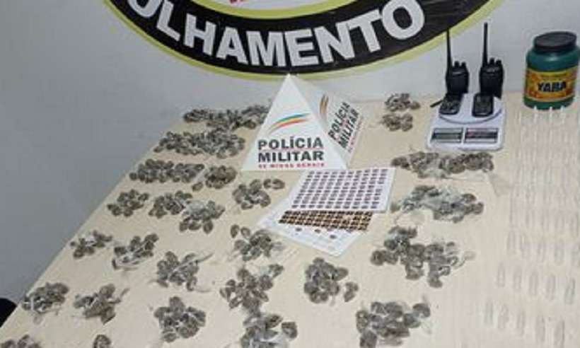 PM apreende 1 mil buchas de maconha na Vila Barraginha, em Contagem - Polícia Militar/Divulgação
