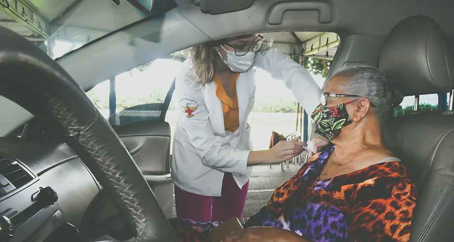 Começa a vacinação dos idosos acamados acima dos 90 anos em Uberaba  - Prefeitura de Uberaba/Divulgação
