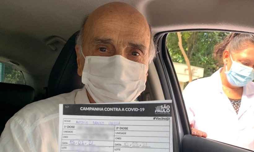 Drauzio Varella é vacinado: 'Confie na ciência, confie na vacina' - Reprodução/Twitter 