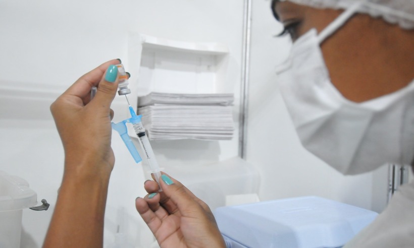 COVID-19: Betim abre cadastro para vacinar mais grupos ligados à saúde - Alexandre Guzanshe/EM/D.A Press