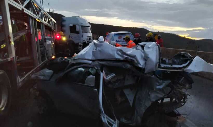 Acidente entre veículo de passeio e duas carretas deixa motorista morto - Corpo de Bombeiros/ Divulgação