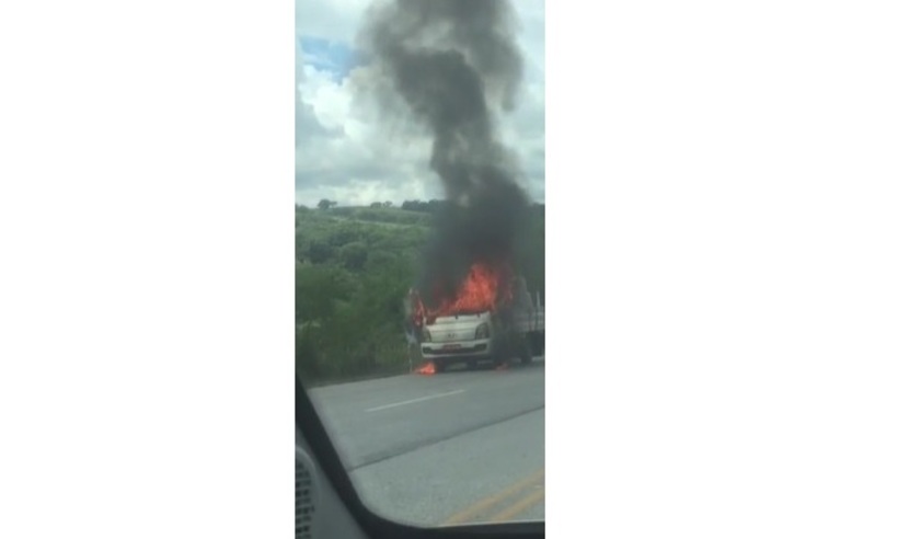 Caminhão explode e provoca susto em motoristas próximo a Pedro Leopoldo - Corpo de Bombeiros/ Divulgação