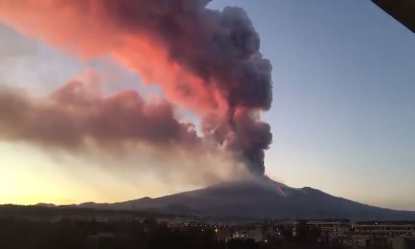 Erupção do vulcão Etna provoca chuva de pedras - Reprodução/Twitter