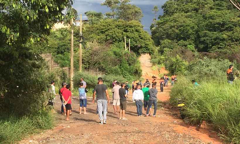 Equipes se reúnem para discutir situação de represa em Betim - Edésio Ferreira/EM/DA Press