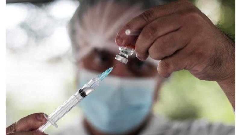 'Brasil consegue vacinar 60 milhões por mês; só falta a vacina'  - EPA/Antonio Lacerda