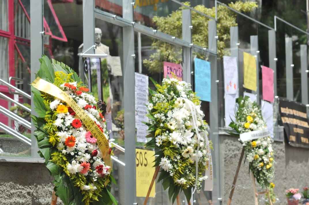 Pais levam coroas de flores fúnebres em escolas para exigir volta das aulas - Gladyston Rodrigues/EM/D.A.Press