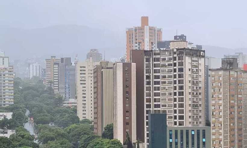 Chuva forte volta a fechar Avenida Tereza Cristina, em BH, nesta tarde - Larissa Ricci/EM/DA Press