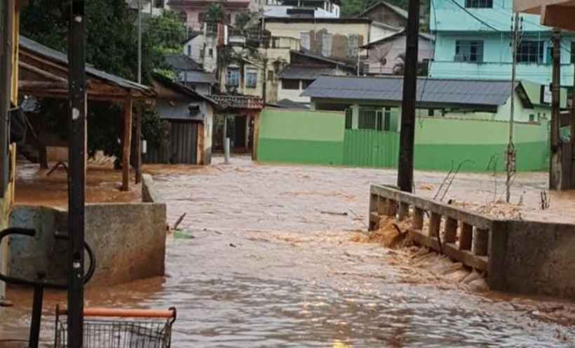 Enchente causa morte de uma mulher, invade casas e deixa Manhuaçu em alerta - Reprodução Internet