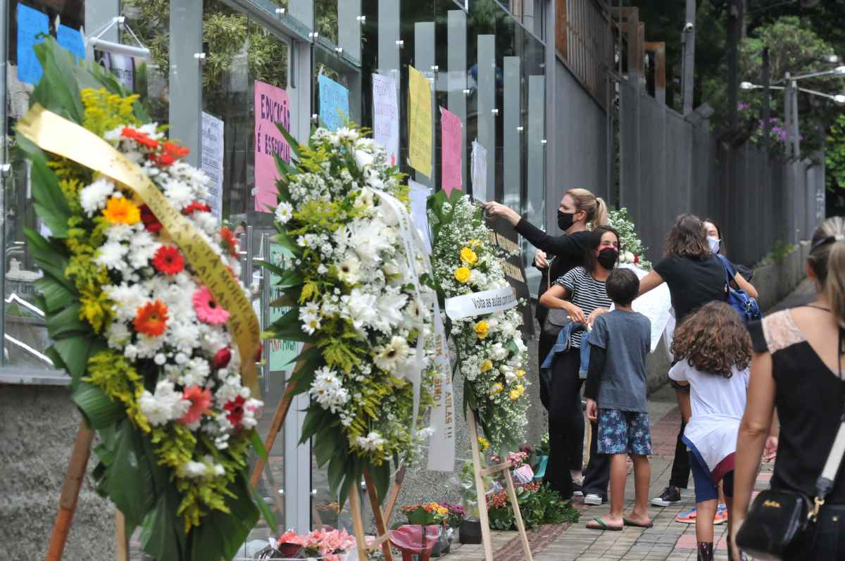 BH: pais se dizem envergonhados com coroas de flores fúnebres em protesto - Gladyston Rodrigues/EM/D.A Press