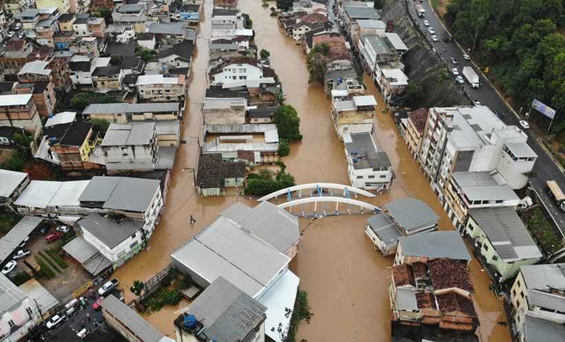 Área central de Manhuaçu está debaixo d'água e com pontes interditadas - Reprodução Portal do Caparaó