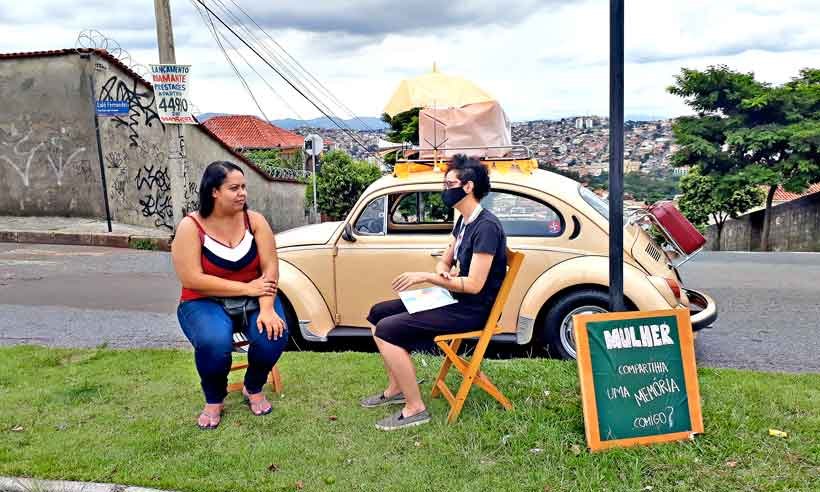 Mulheres abrem o verbo no alto-falante do Fusca que cruza as ruas de BH