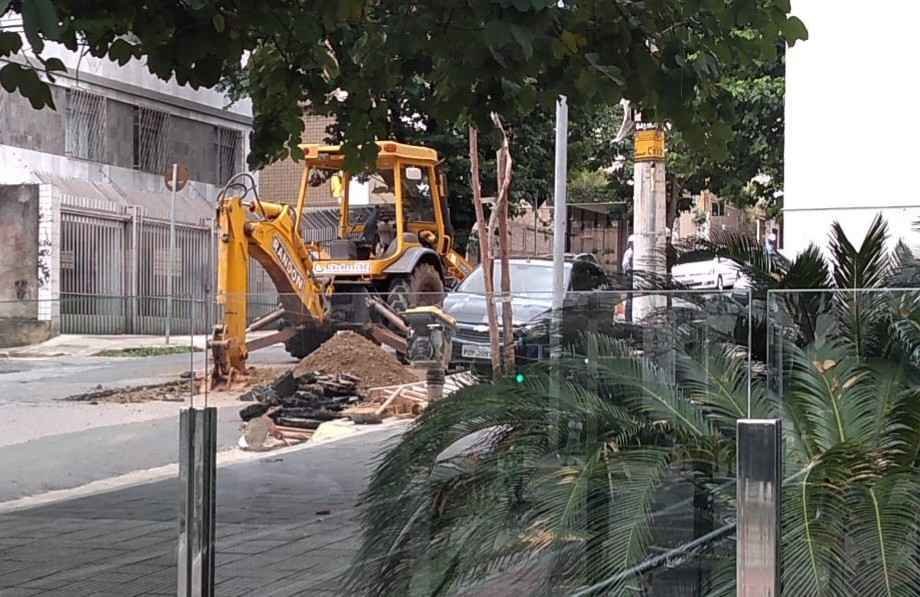 Tubulação de gás se rompe e fecha rua no Bairro Gutierrez  - WhatsApp/ Reprodução