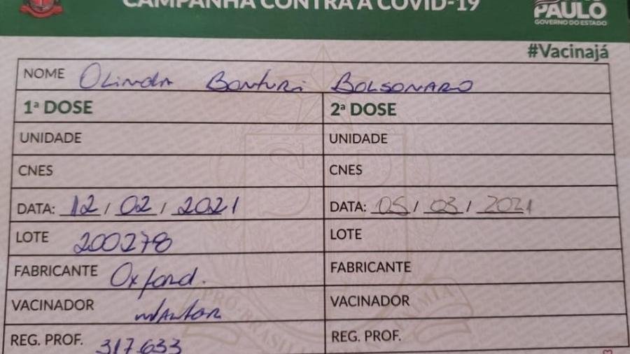 Cartão de vacina da mãe de Bolsonaro indica lote da CoronaVac, diz site - Facebook/Reprodução