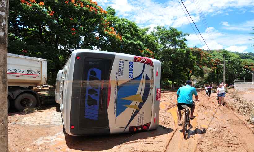 Santa Maria de Itabira: temporal deixa rastro de destruição pela cidade - Ramon Lisboa/EM/D.A. Press