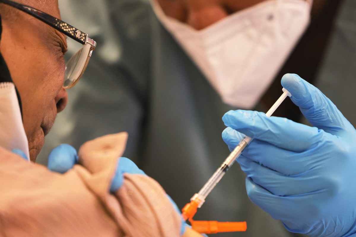 Brasil precisa vacinar 1 milhão por dia para controlar pandemia em 1 ano - Sajjad HUSSAIN / AFP