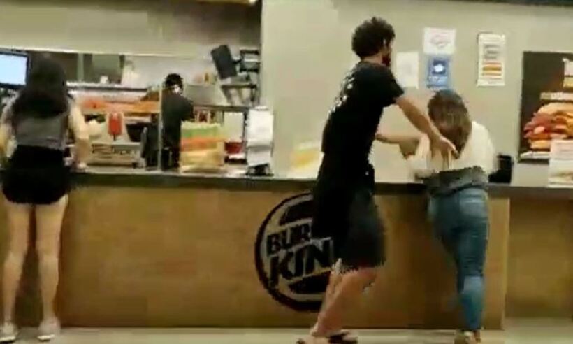 Briga em lanchonete fast-food deixa funcionárias feridas; veja o vídeo  - Reprodução redes sociais