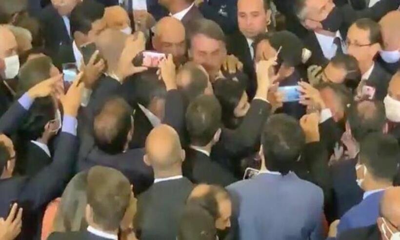 Veja vídeo: 265 prefeitos se aglomeram com Bolsonaro no Palácio do Planalto - Reprodução/Twitter