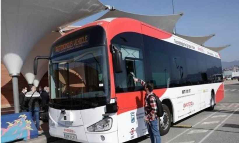 Ônibus sem motorista circula pela cidade espanhola de Málaga - AFP