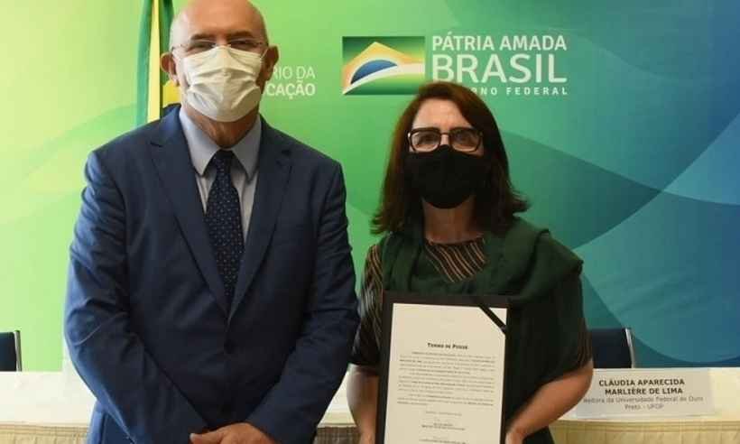 Com cortes no orçamento, reitora da UFOP toma posse para segundo mandato - Divulgação/ Catarina Chaves MEC