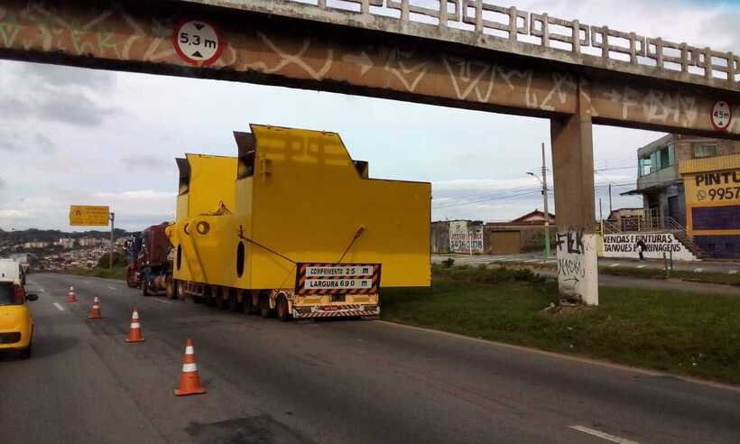 Carreta com carga extra estraga e complica trânsito no Anel Rodoviário  - Crédito: Kilder Costa/EM/D.A Press