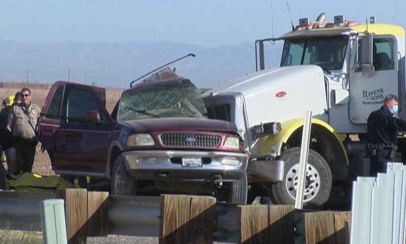 Colisão entre veículo superlotado e caminhão deixa 15 mortos na Califórnia - Reprodução/NBC