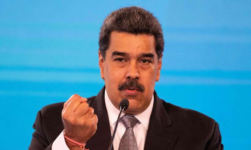 Maduro recebe dose da Sputnik V; Venezuela incia imunização de professores - Yuri Cortez/AFP