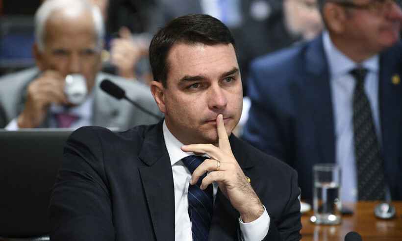 Ministro do STF critica omissão de cartório envolvido com Flávio Bolsonaro - Agência Senado