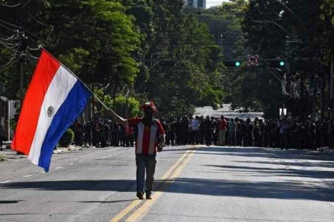 Paraguaios protestam por 3º dia seguido e pedem a renúncia do presidente - NORBERTO DUARTE
