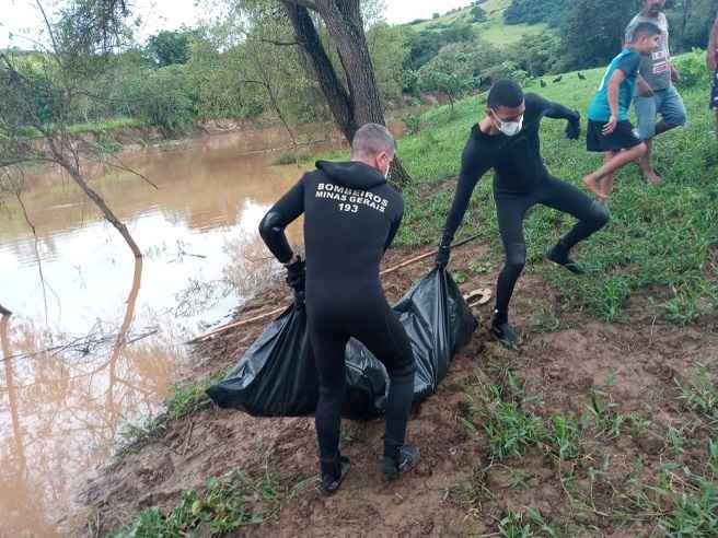 Bombeiros resgatam corpo de homem no Rio Sapucaí, em Piranguinho  - CBMMG/Divulgação 