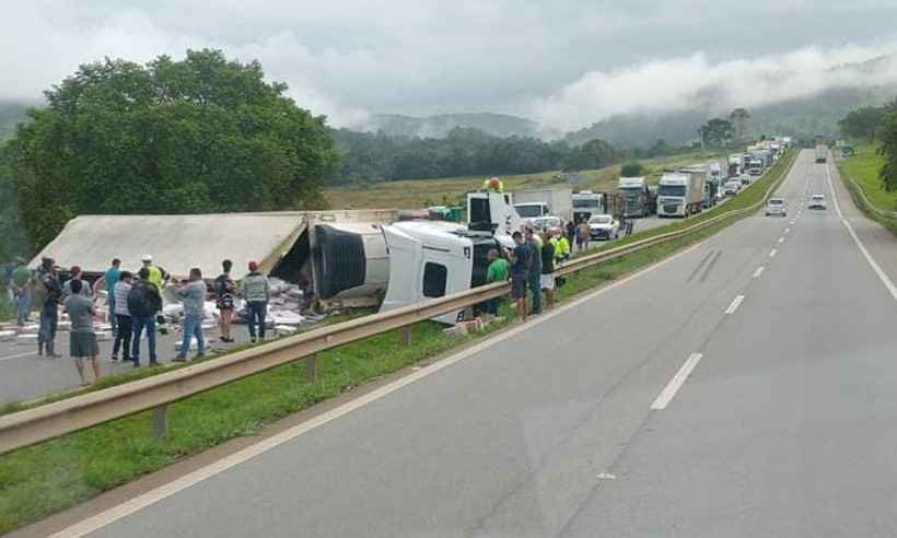 Carreta tomba e provoca congestionamento na BR-381, em Itaguara - Reprodução da internet/WhatsApp