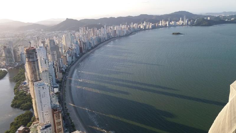 Camboriú: praia que chamou atenção por sombra de prédios quer recuperar Sol - Cortesia de Cassio Wollmann