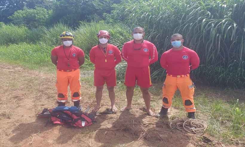Resgatado corpo de homem vítima de acidente de carro no Rio das Velhas - CBMMG