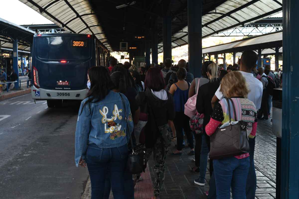 RMBH: estado e empresas de ônibus fecham acordo de readequação de horários - Leandro Couri/EM/D.A Press
