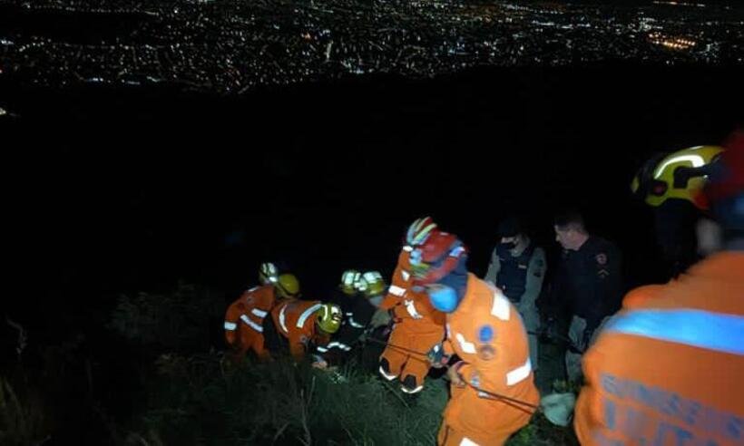 Mulher é salva após carro despencar 260 metros; motorista morreu no local - CBMG/Divulgação